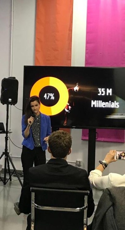 Pilar Dueñas presenting to an audience